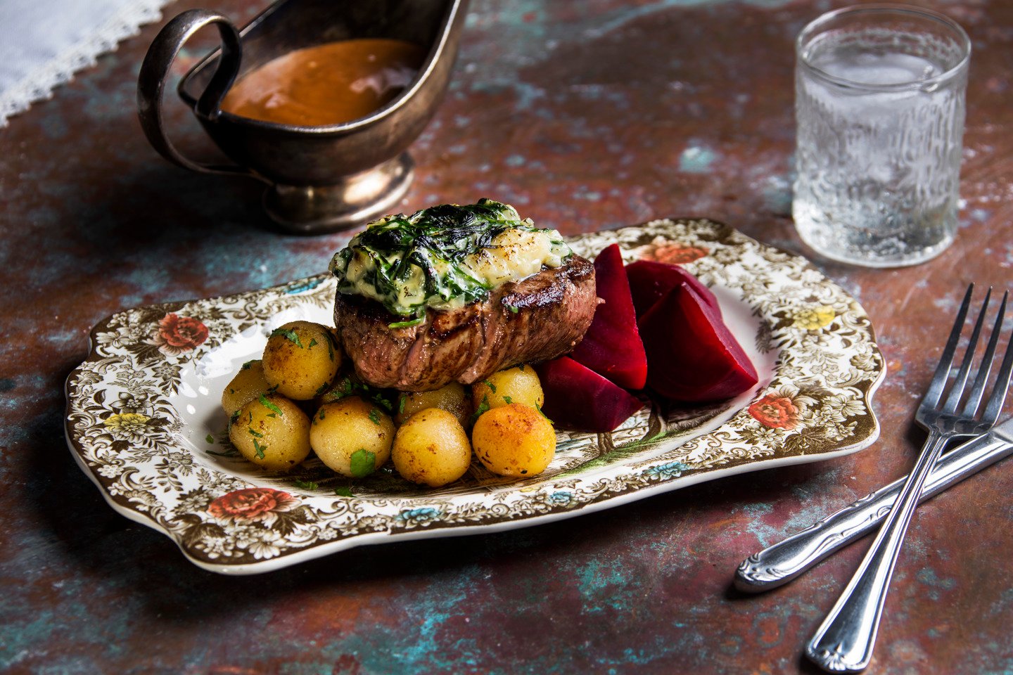 12025Pinaattikuorrutettua naudan sisäfileetä ja pariisinperunoita.jpg