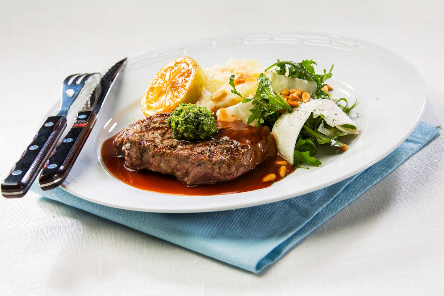 Naudan ulkofileepihvi,lisäkkeenä parmesanperunakakku,sitruuna-rosmariinikastike,rucolasalaattia.jpg