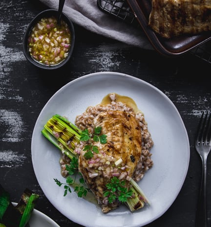 Grillatut kanan fileeleikkeet hiillostetun purjon sipuliöljyn ja speltin kera.jpg