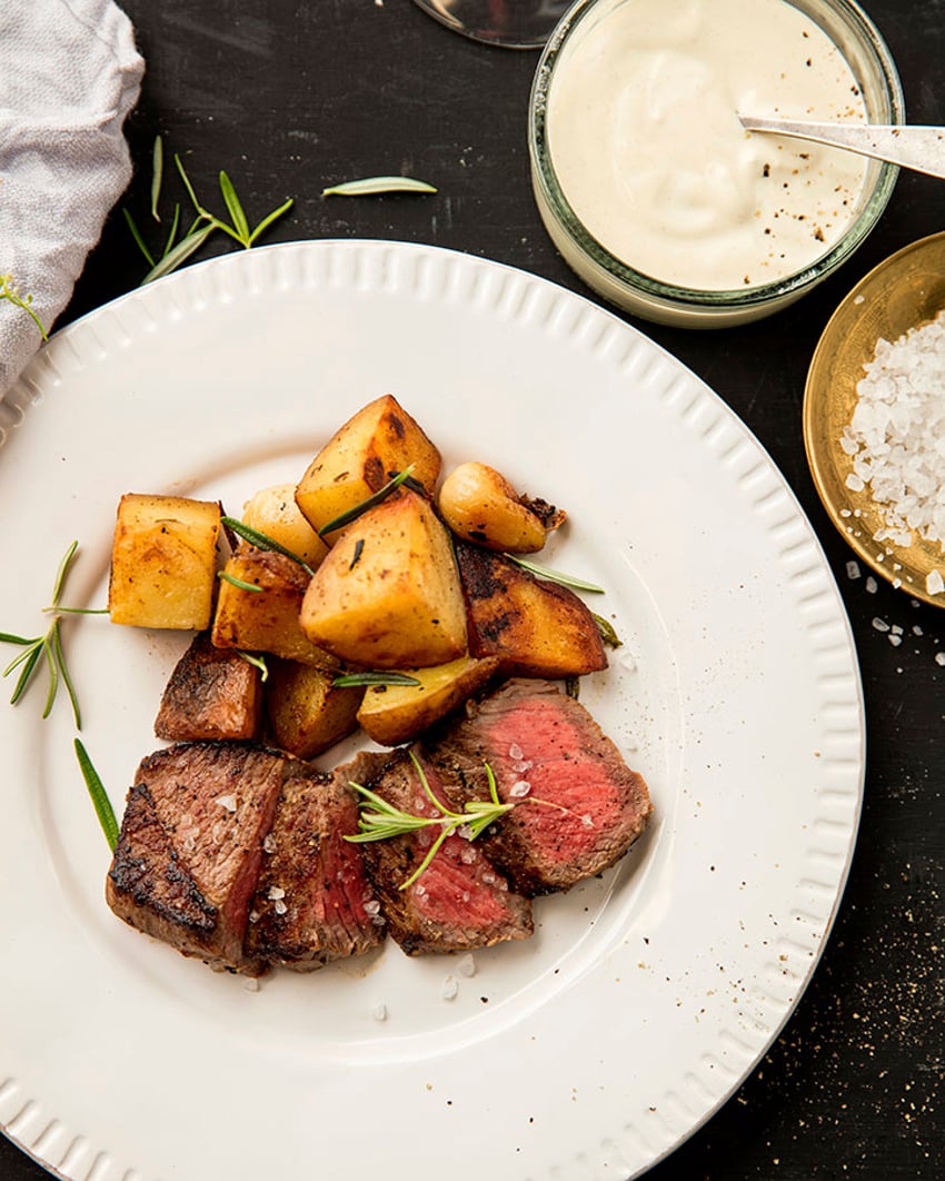 rosmariinilla-ja-dijon-sinapilla-marinoidut-naudan-ulkofileepihvit-dijon-ranskankermaa-ja-rosmariiniperunoita.jpg