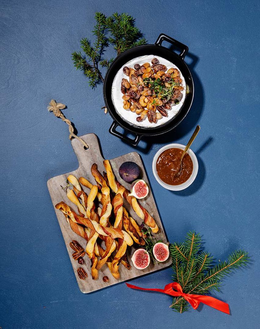 Paahdettu brie, pekoni-leipätikut ja karamellisoidut pähkinät.jpg