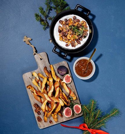 Paahdettu brie, pekoni-leipätikut ja karamellisoidut pähkinät.jpg