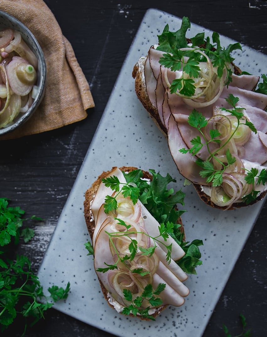 Kana--ja kinkkusmorrebrodit-marinoidulla salottisipulilla.jpg