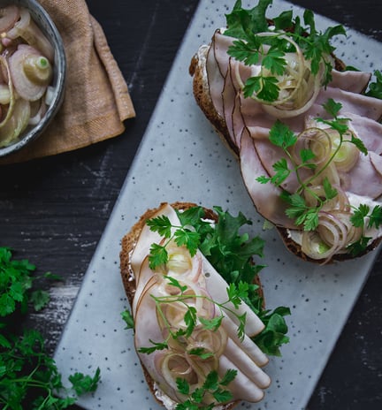 Kana--ja kinkkusmorrebrodit-marinoidulla salottisipulilla.jpg