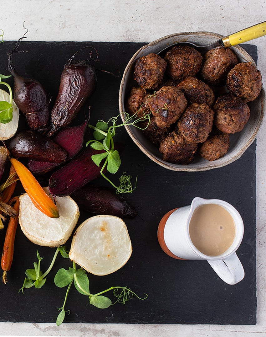 Lihapullat, -paahdetut-juurekset-ja-kermakastike.jpg