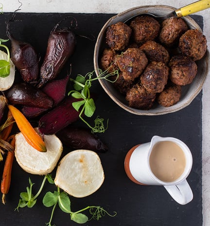 Lihapullat, -paahdetut-juurekset-ja-kermakastike.jpg