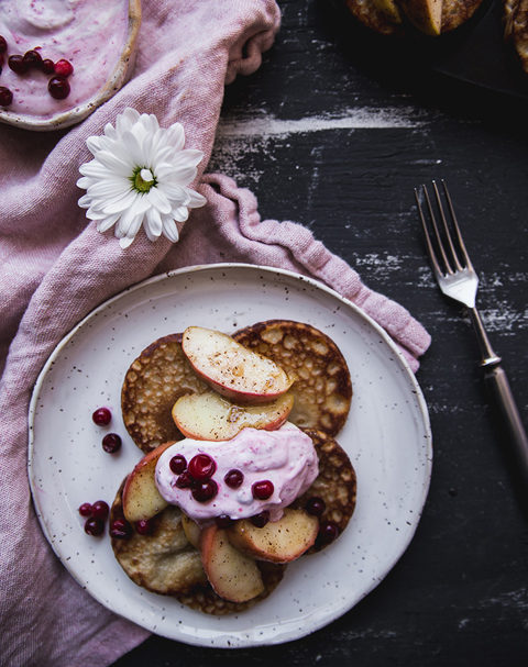 Rahkaohukaiset-omena-kanelipaistoksen -ja puolukkavaahdon kanssa.jpg