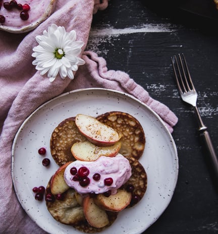 Rahkaohukaiset-omena-kanelipaistoksen -ja puolukkavaahdon kanssa.jpg