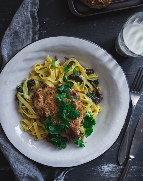 Viljaporsaan fileepihvit kermaisen suppilovahverokastikkeen kanssa.jpg