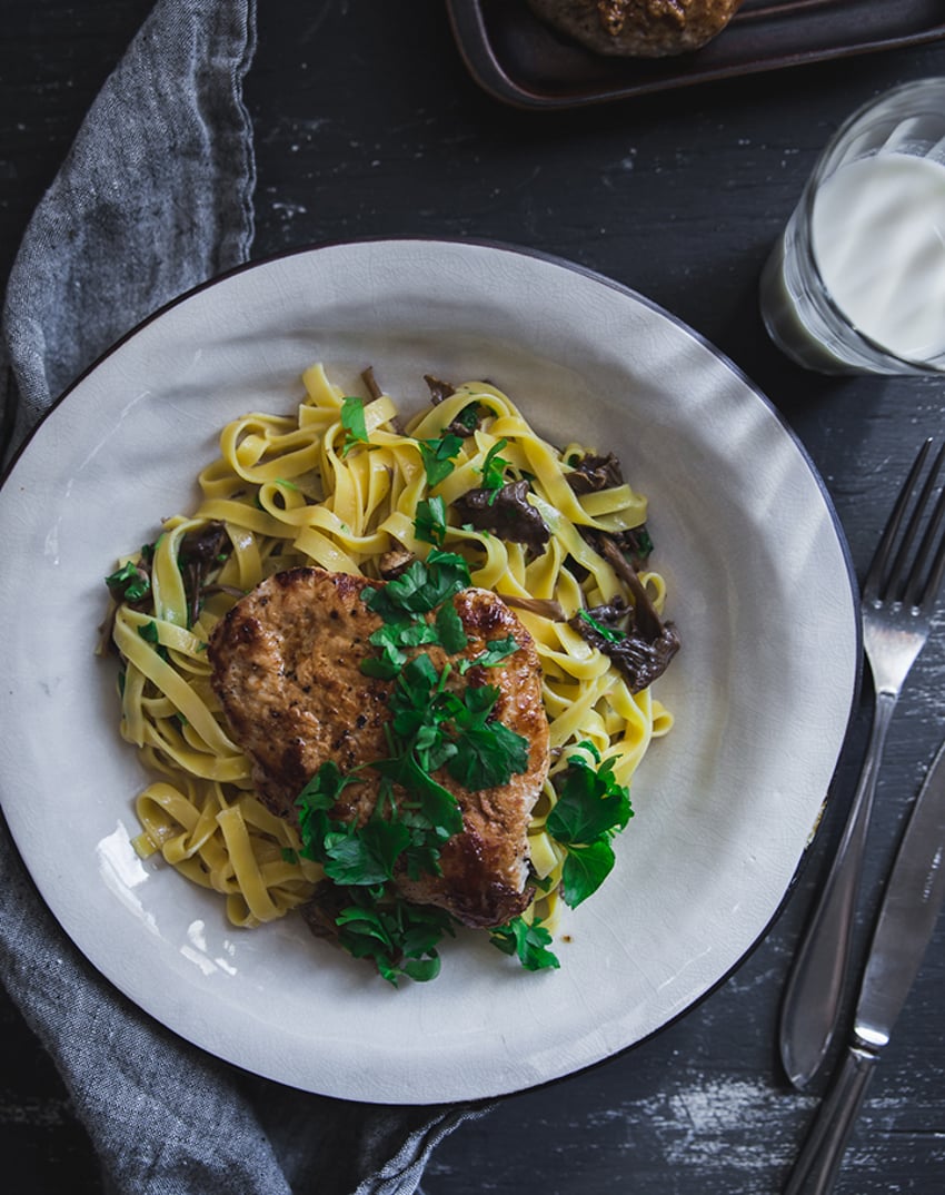 Viljaporsaan fileepihvit kermaisen suppilovahverokastikkeen kanssa.jpg